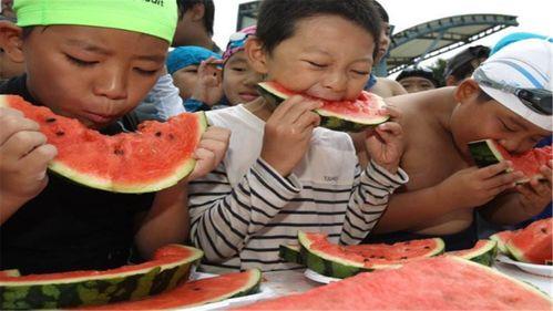 打架旁边吃瓜,瓜分现场笑料