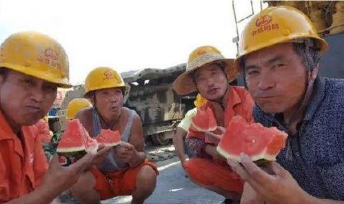 老板买瓜让工人吃,彰显团队关怀与凝聚力