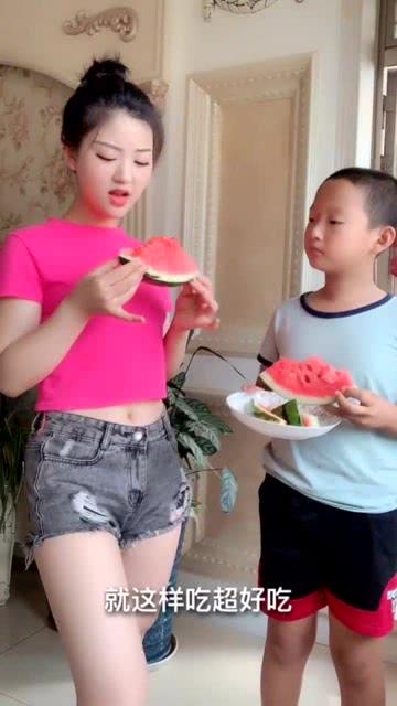 吃瓜姐姐跟弟弟,吃瓜姐姐与弟弟的欢乐日常  第2张